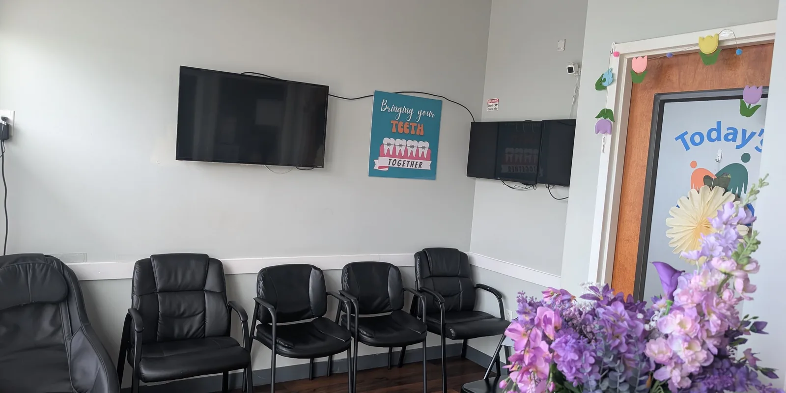 Drop a wide clinic interior photo